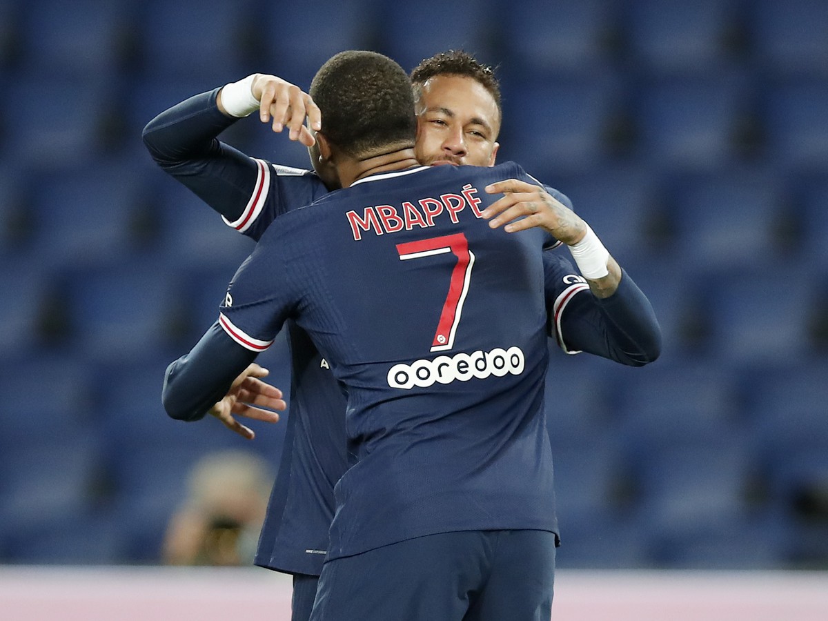 Neymar a Kylian Mbappe sa objímajú po strelení gólu