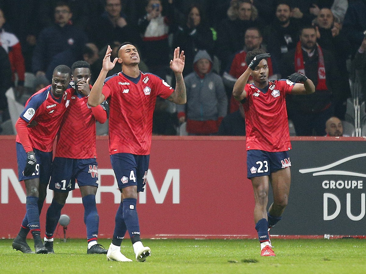 Hráči Lille oslavujú gól do siete PSG