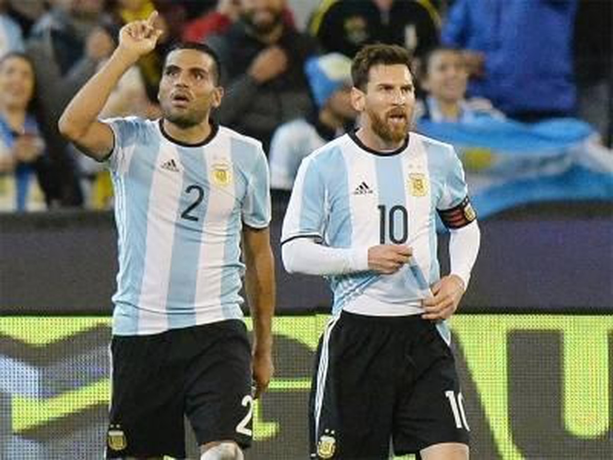 Gabriel Mercado a Lionel Messi oslavujú gól Argentíny
