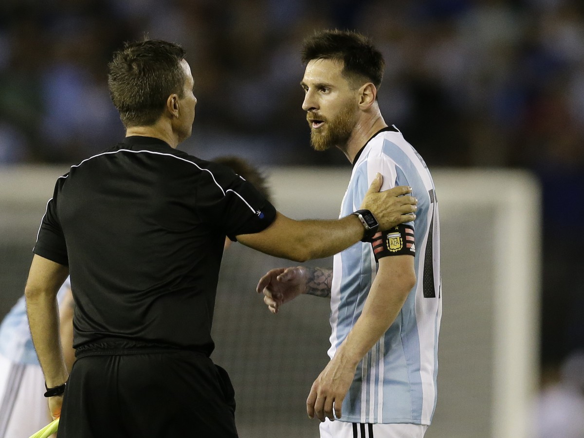 Lionel Messi a asistent rozhodcu Emerson Augusto de Carvalho 