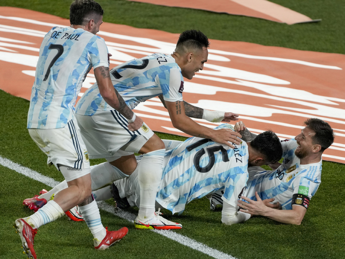 Lionel Messi oslavuje gól so spoluhráčmi