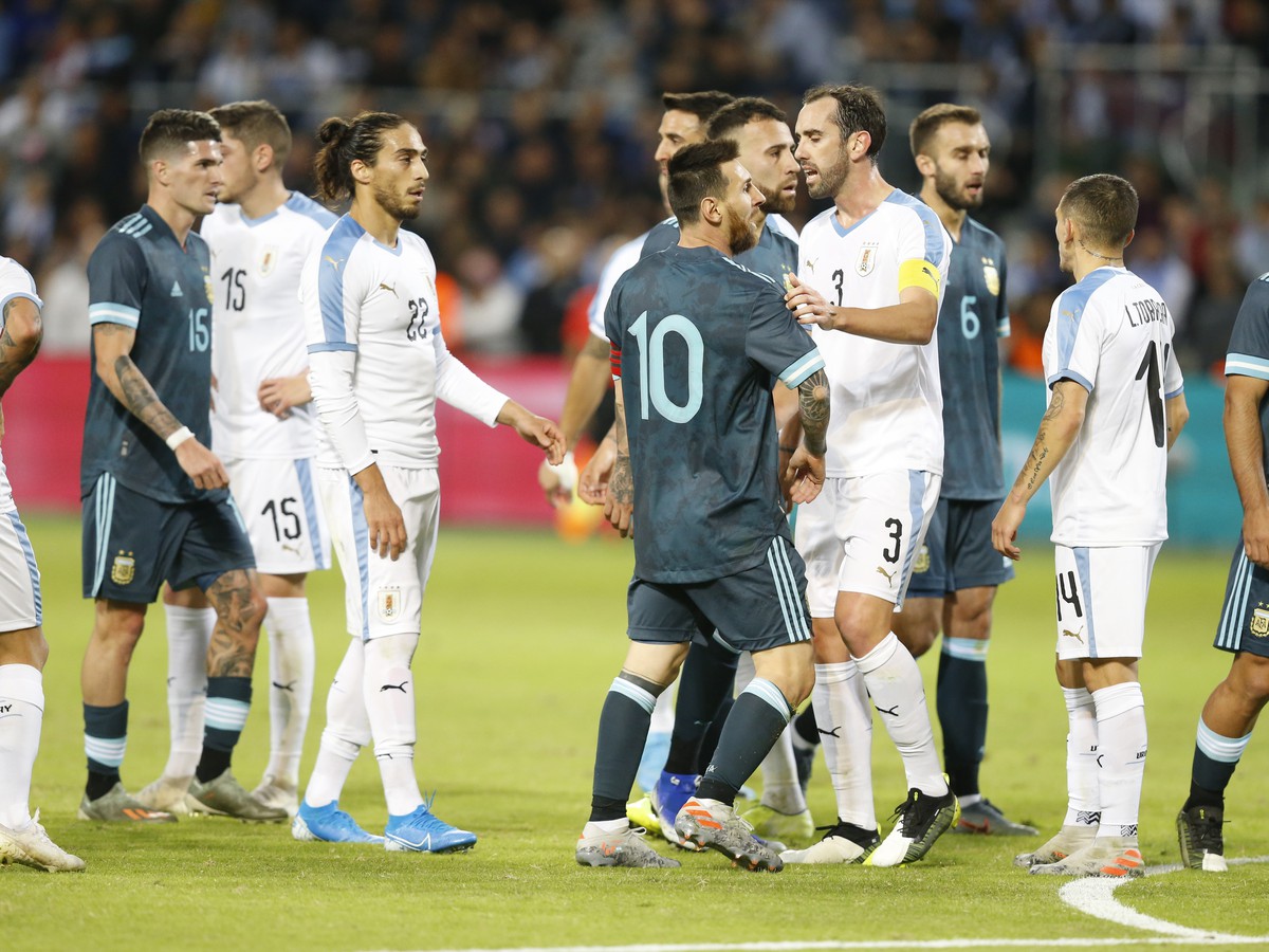 Lionel Messi v potýčke s hráčmi Uruguaja