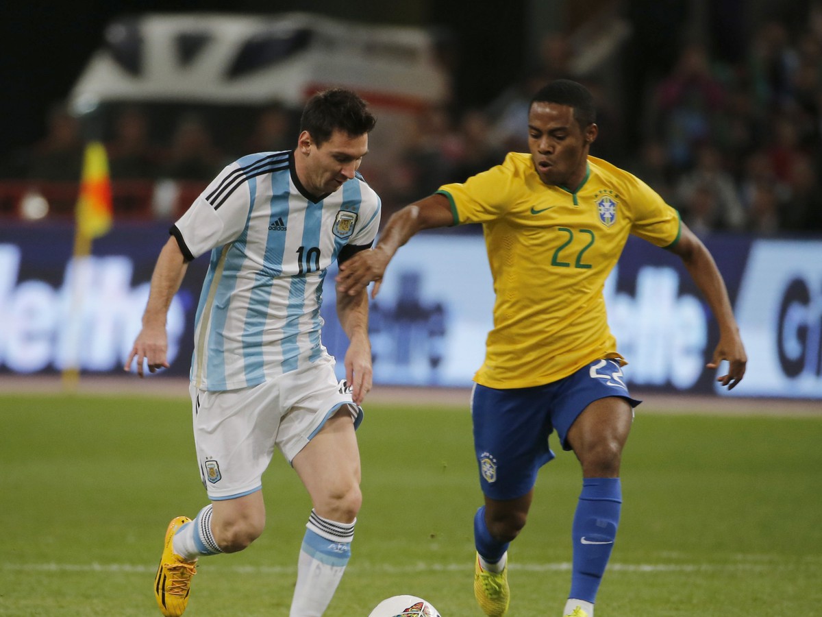 Lionel Messi a Elias v súboji o loptu