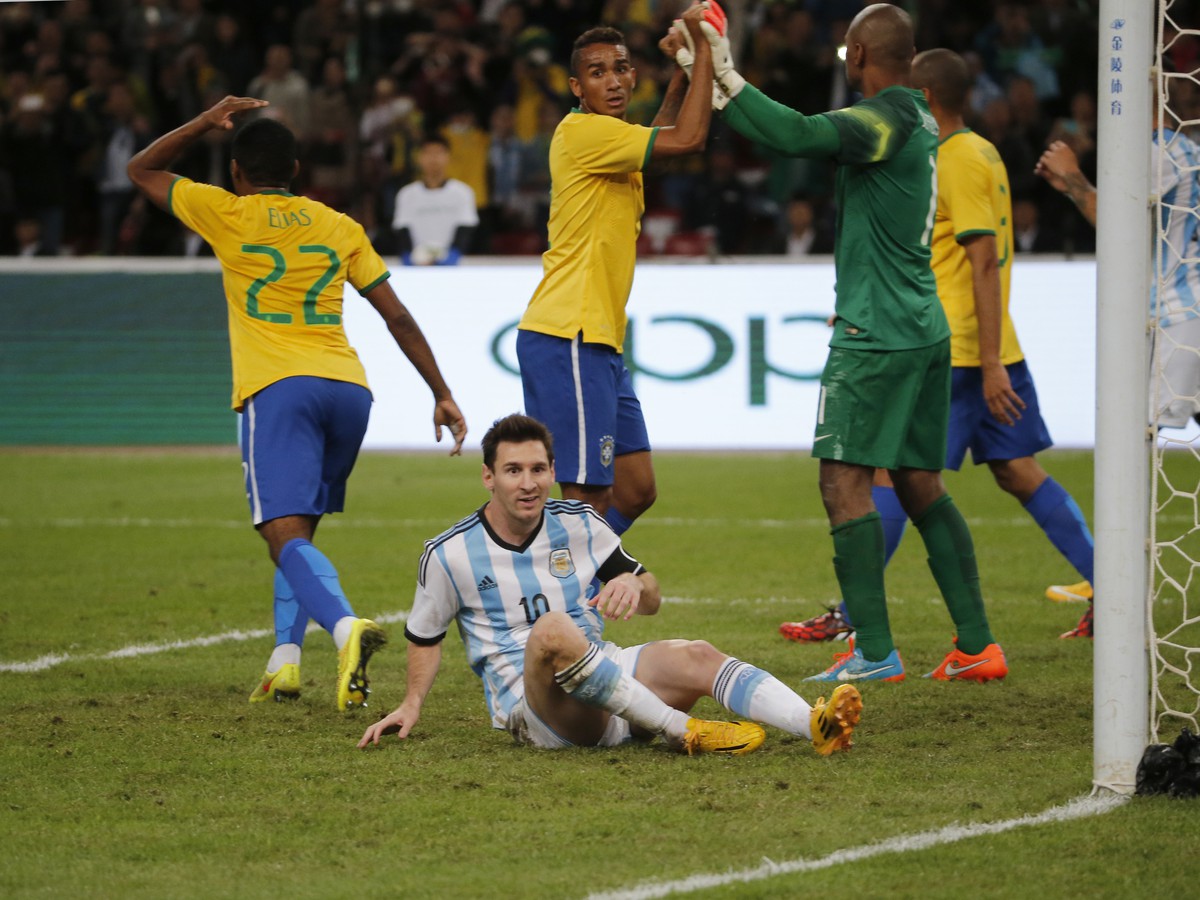Lionel Messi (na zemi) proti Brazílii nepremenil už svoju trinástu penaltu v kariére