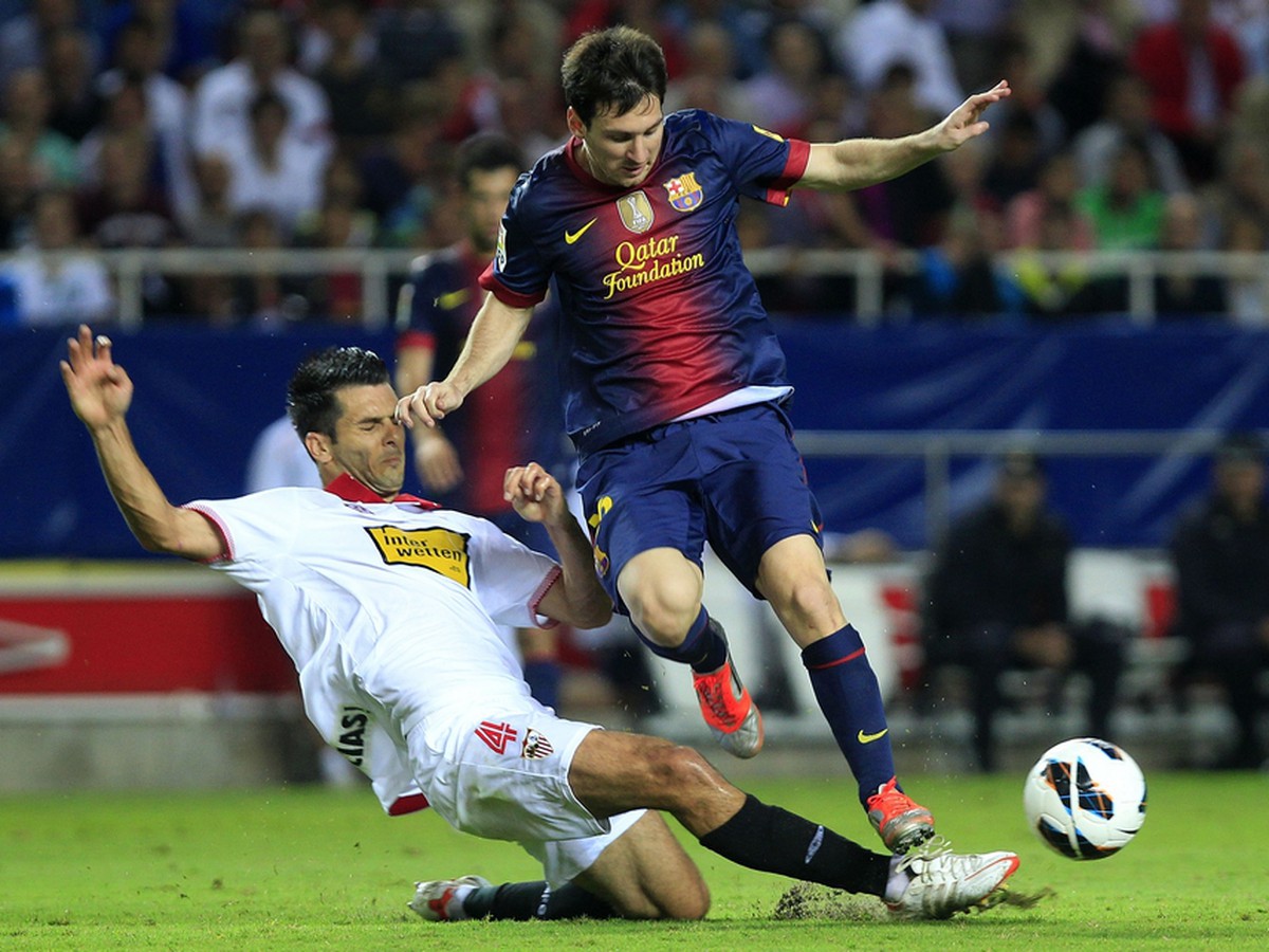 Lionel Messi v súboji s Emirom Spahičom