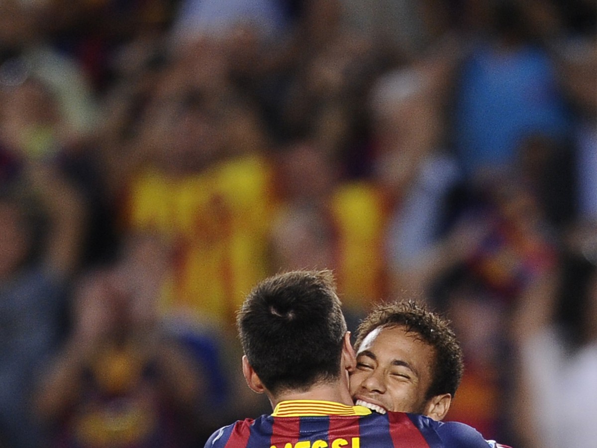 Lionel Messi a Neymar oslavujú gól do siete Realu Sociedad
