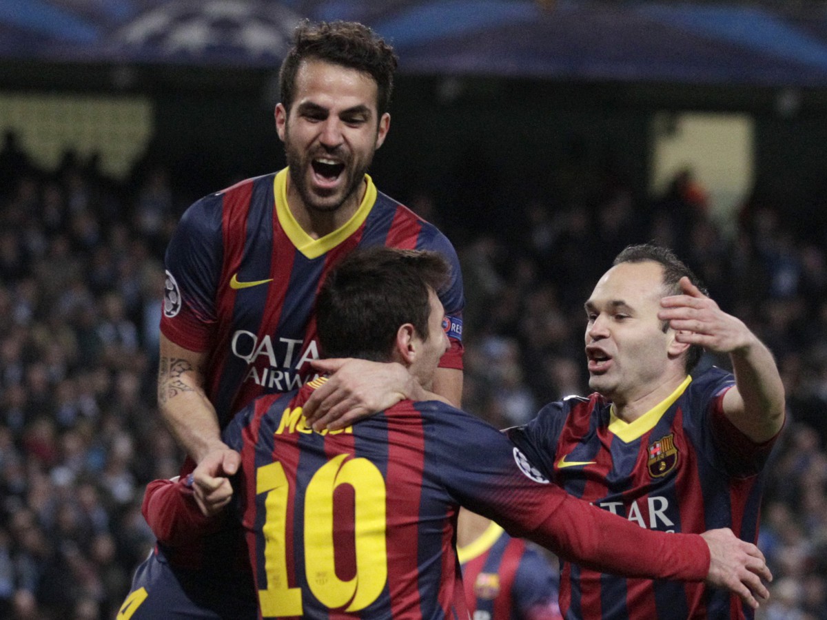 Spoluhráči Lionela Messiho oslavujú gól do siete ManCity