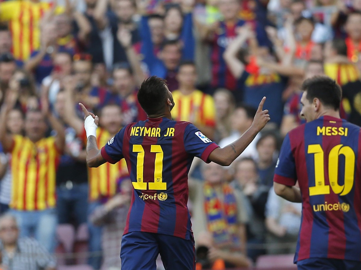 Neymar a Messi oslavujú gól Barcelony