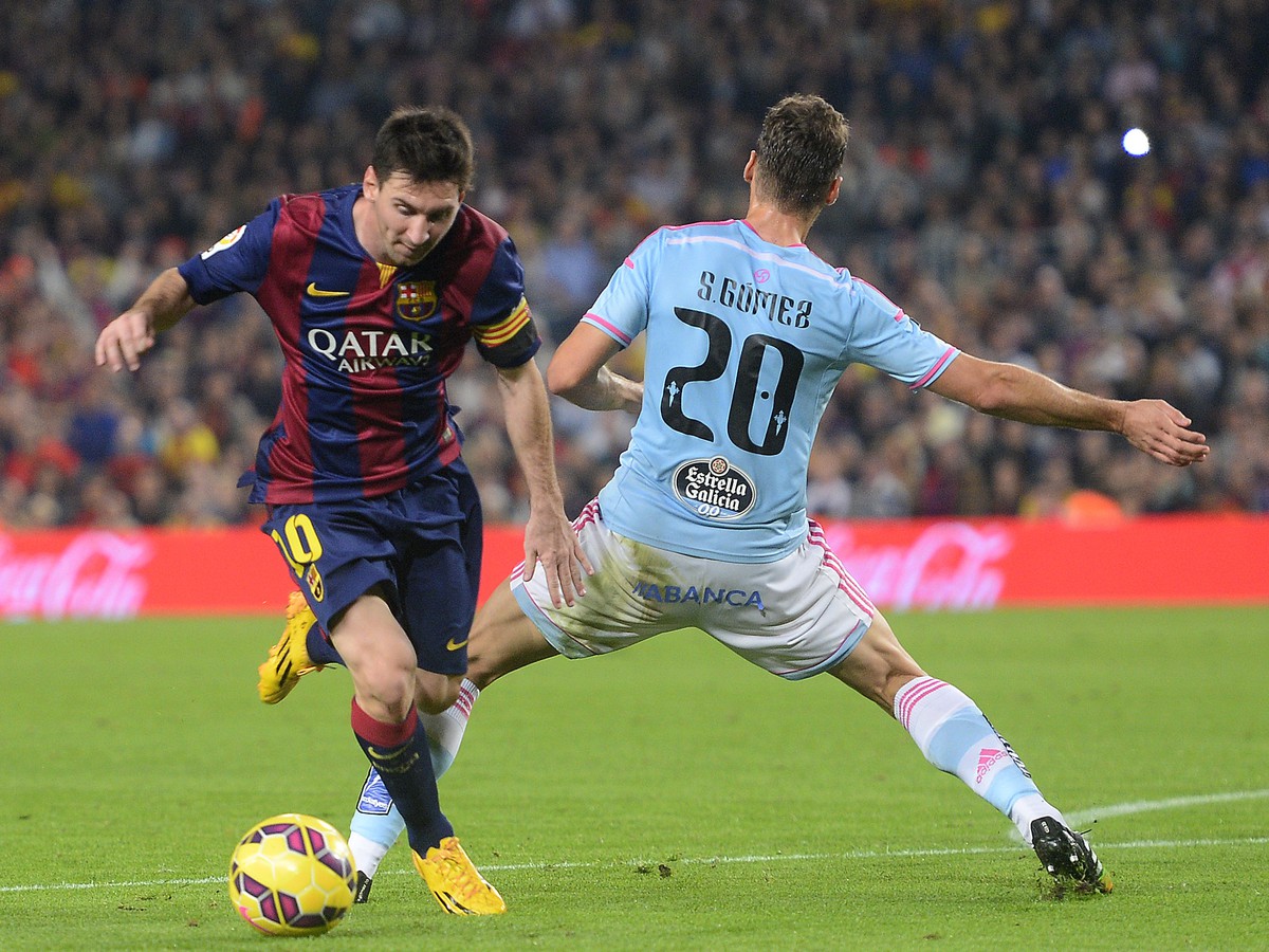 Lionel Messi a Sergi Gomez v súboji o loptu