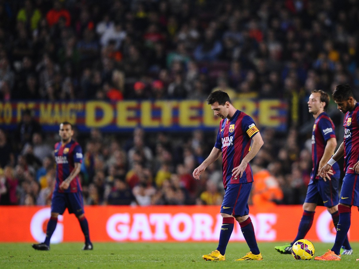Sklamaní hráči Barcelony po šokujúcej domácej prehre