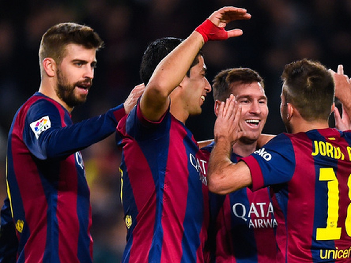 Lionel Messi so spoluhráčmi oslavuje gól Barcelony