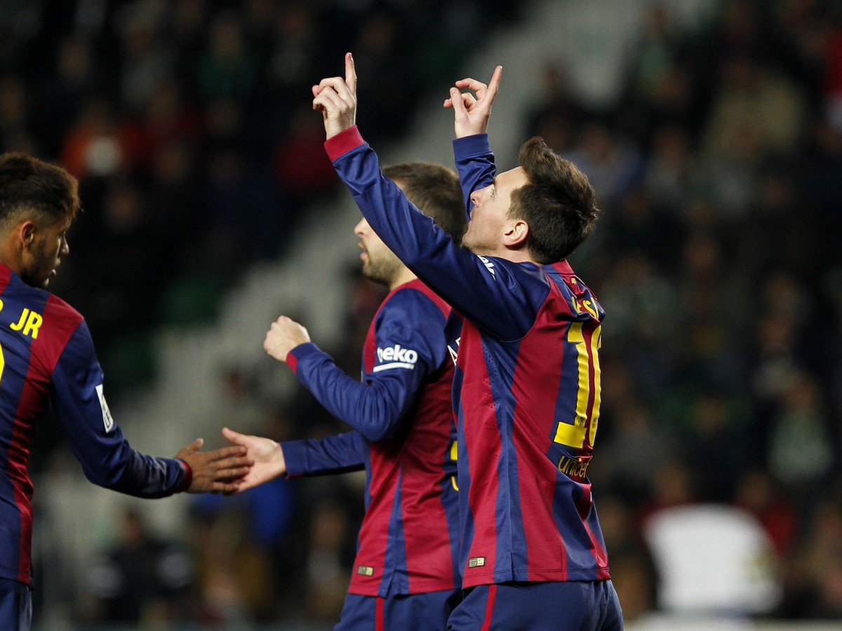 Lionel Messi a Neymar (11) oslavujú gól Barcelony