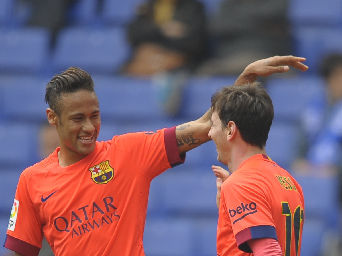 Lionel Messi (vpravo) a Neymar oslavujú gól Barcelony