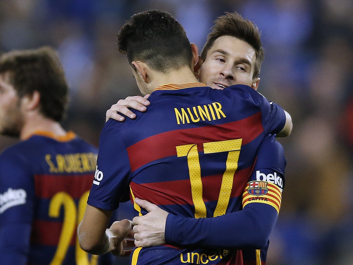 Munir El Haddadi (17) a Lionel Messi oslavujú gól Barcelony