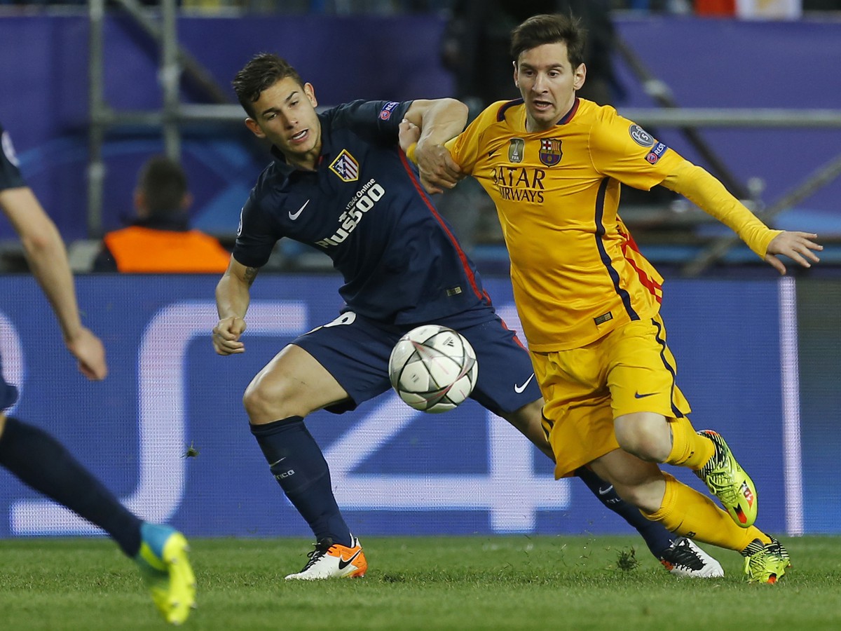 Lionel Messi a Lucas Hernandez v súboji o loptu