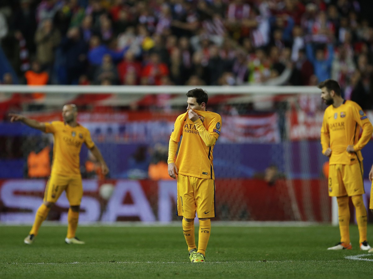 Lionel Messi a hráči Barcelony sklamaní po vypadnutí Barcelony