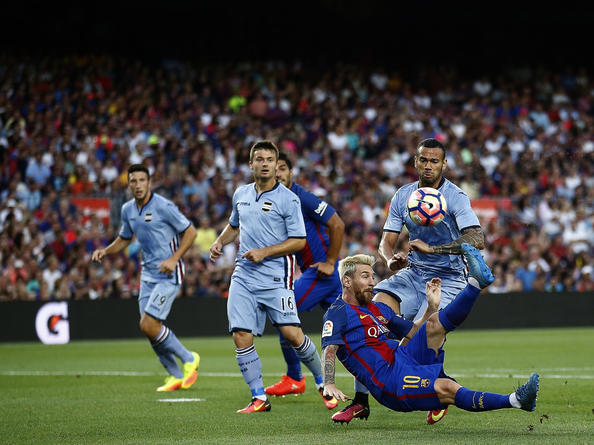 Lionel Messi a Leandro Castan v súboji o loptu
