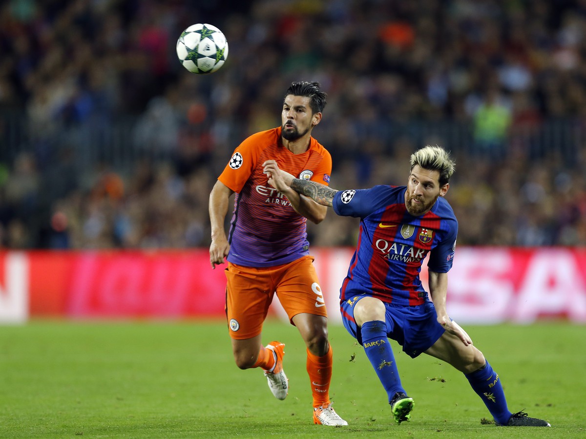Lionel Messi a Nolito v súboji o loptu 
