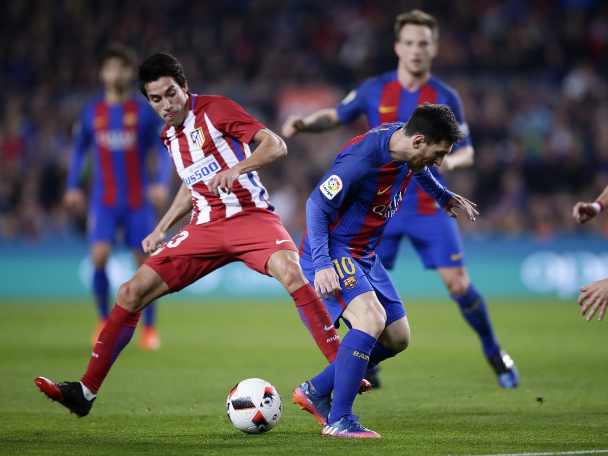 Lionel Messi a Nico Gaitán v súboji o loptu