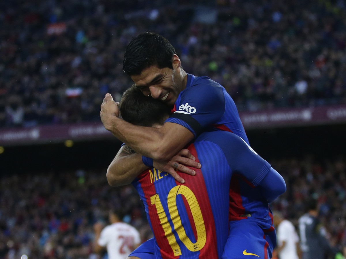 Lionel Messi a Luis Suárez v radostnom objatí