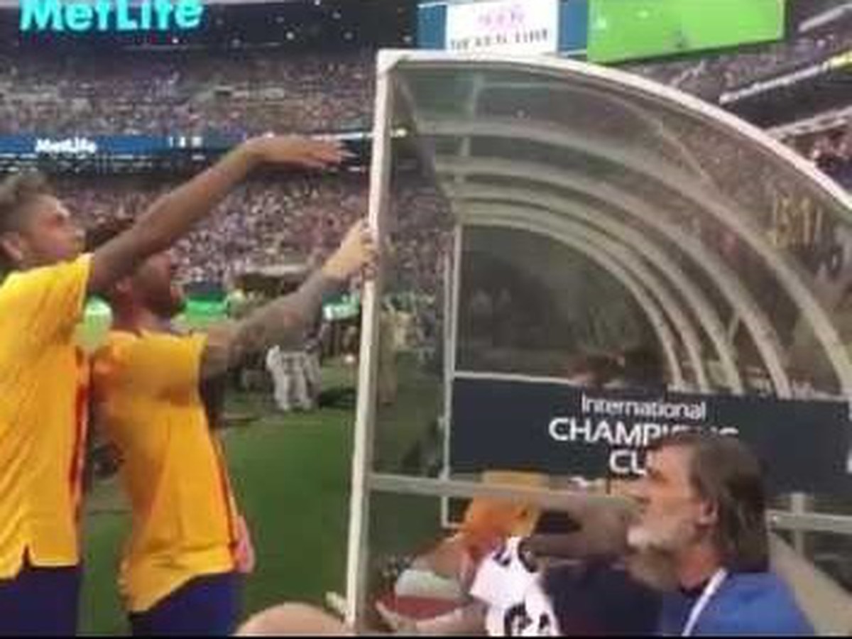 Messi ukazuje Neymarovi, z ktorej planéty pochádza :)