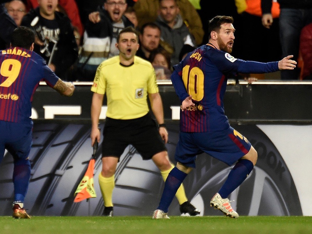 Messi so Suárezom protestovali proti neuznanému gólu