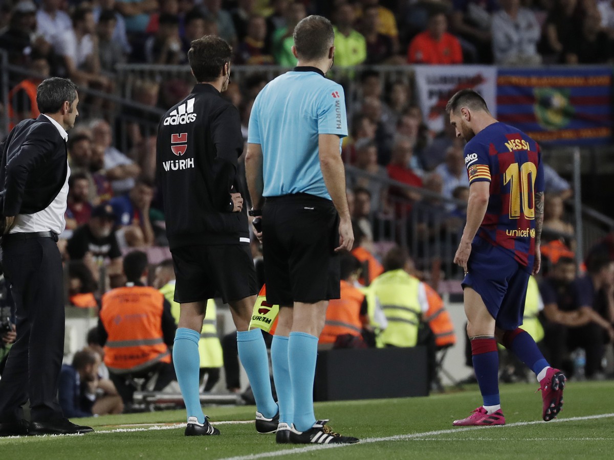 Zranený Lionel Messi opúšťa ihrisko