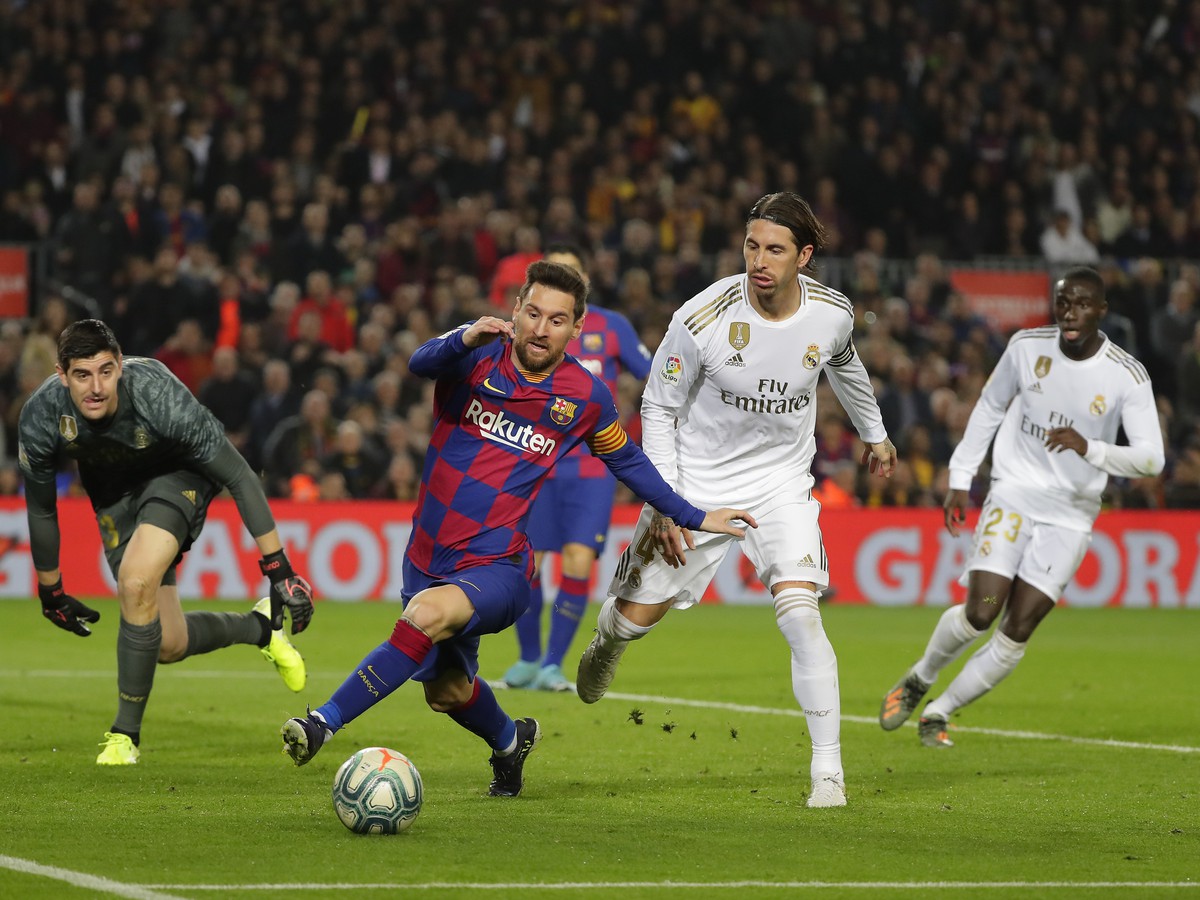  Hráč FC Barcelony Lionel Messi (uprostred) a hráči Realu Madrid zľava brankár Thibaut Courtois  a Sergio Ramos v zápase 10. kola španielskej La Ligy FC Barcelona - Real Madrid