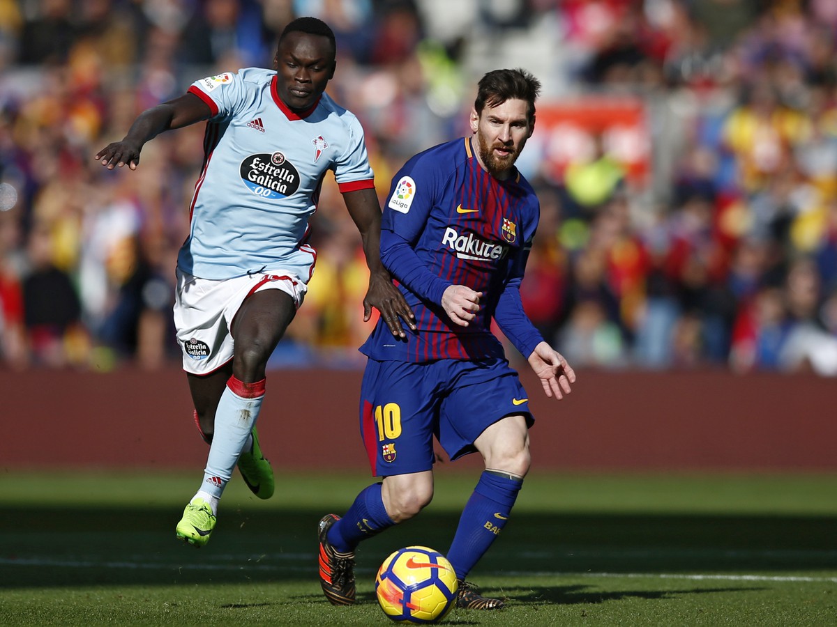 Lionel Messi a Pione Sisto v súboji o loptu