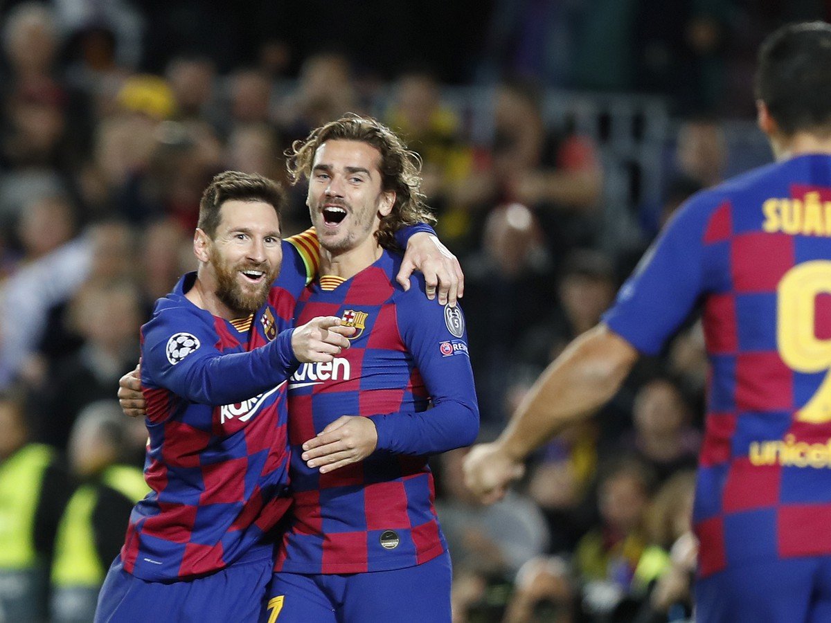 Lionel Messi (vľavo) z FC Barcelony sa teší z gólu s Antoinem Griezmannom (uprostred) a Luisom Suarezom