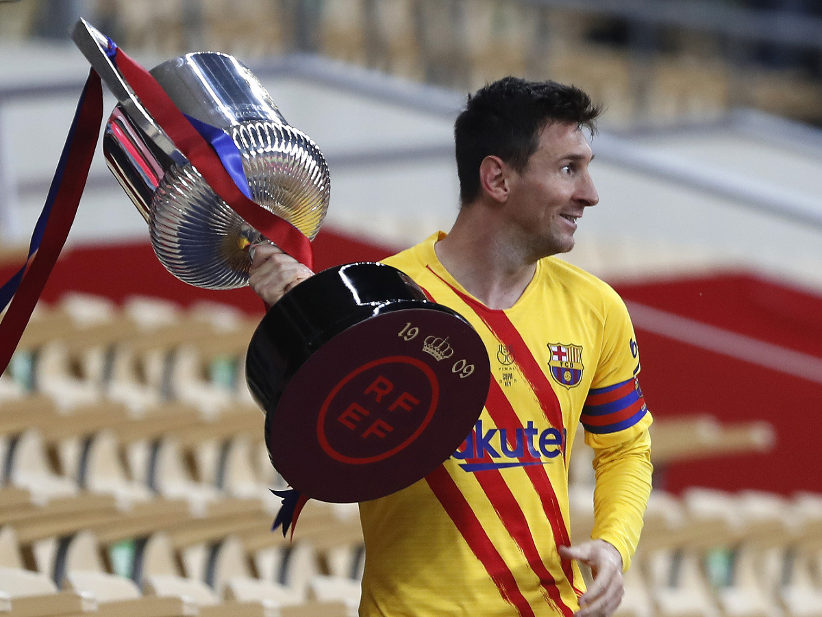 Lionel Messi s trofejou pre víťaza Copa del Rey