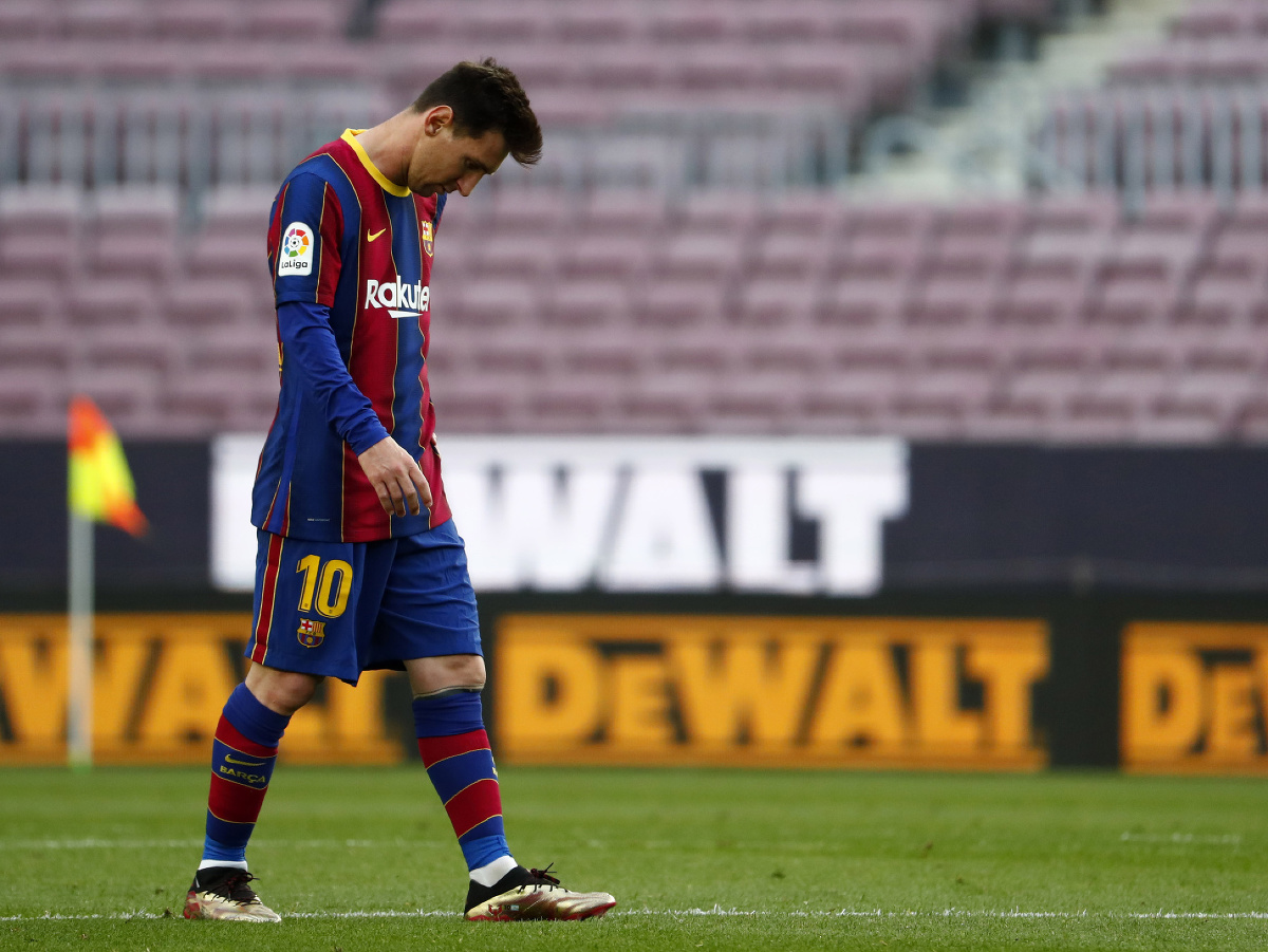 Sklamaný Lionel Messi opúšťa ihrisko