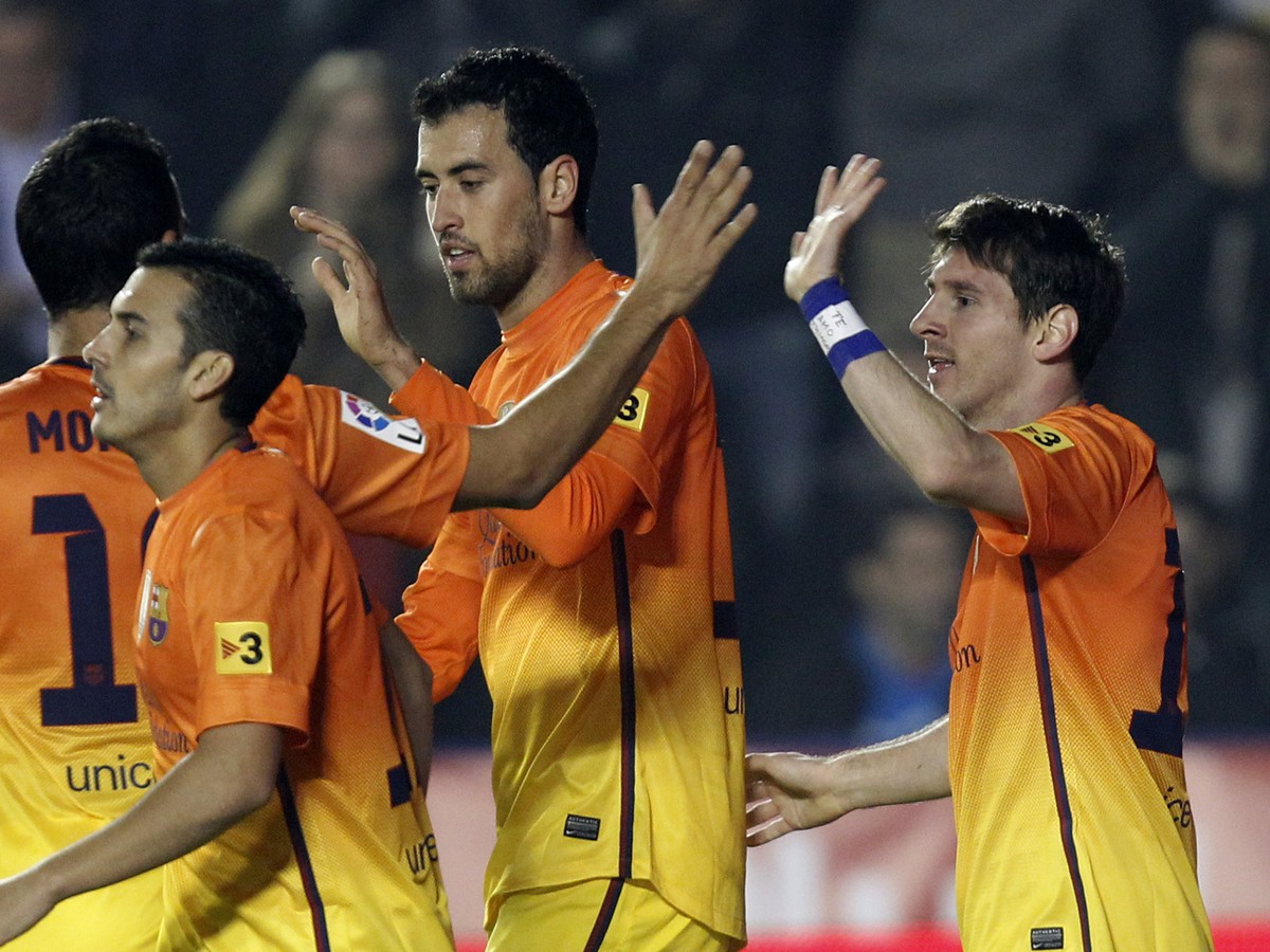 Messi so spoluhráčmi oslavuje svoj gól