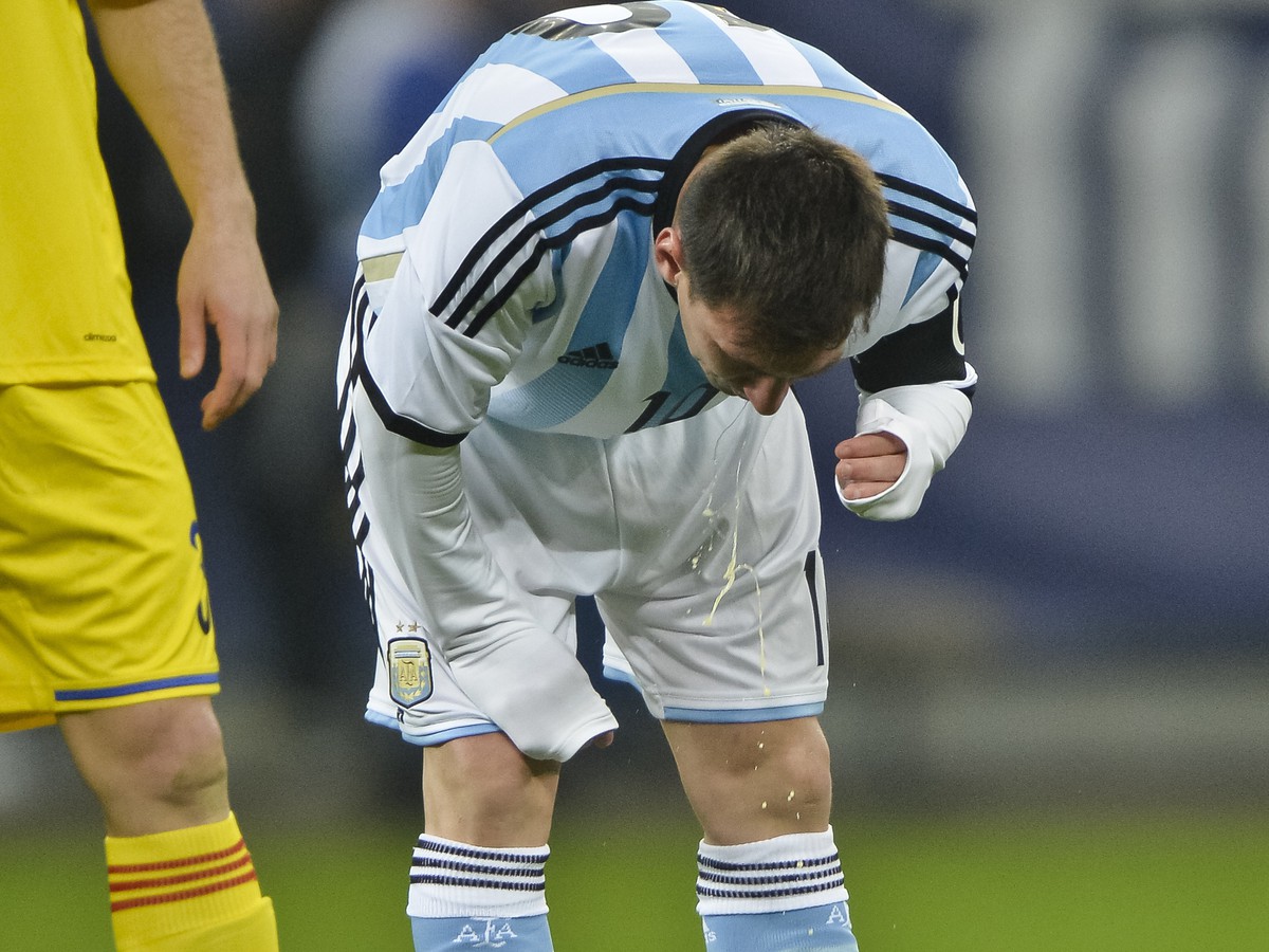 Zvyšky jedna a hlieny. Lionel Messi vydesil fanúšikov priamo na trávniku