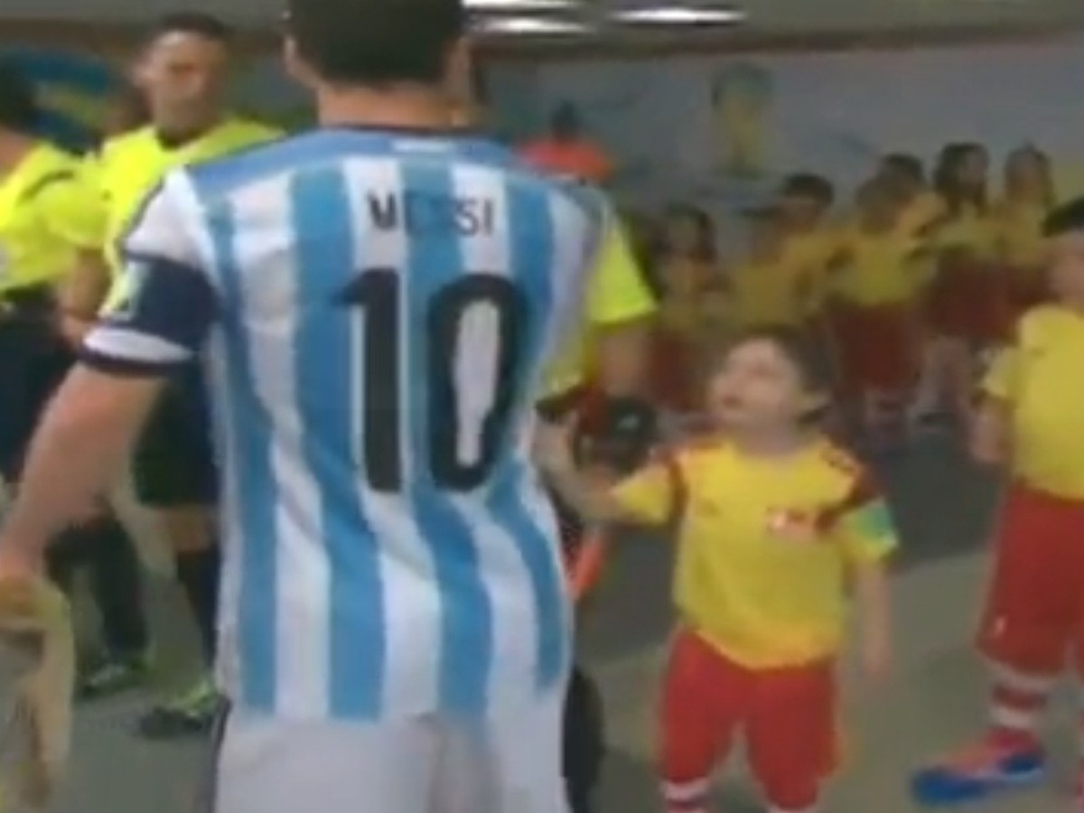 Lionel Messi obchádza malého fanúšika, ktorý si s ním chcel podať ruku