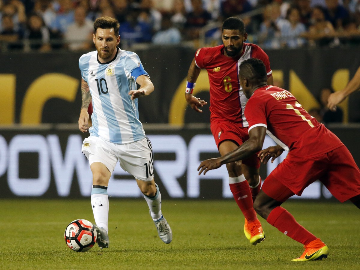 Momentka zo zápasu Argentína - Panama. V akcii s číslom 10 Lionel Messi