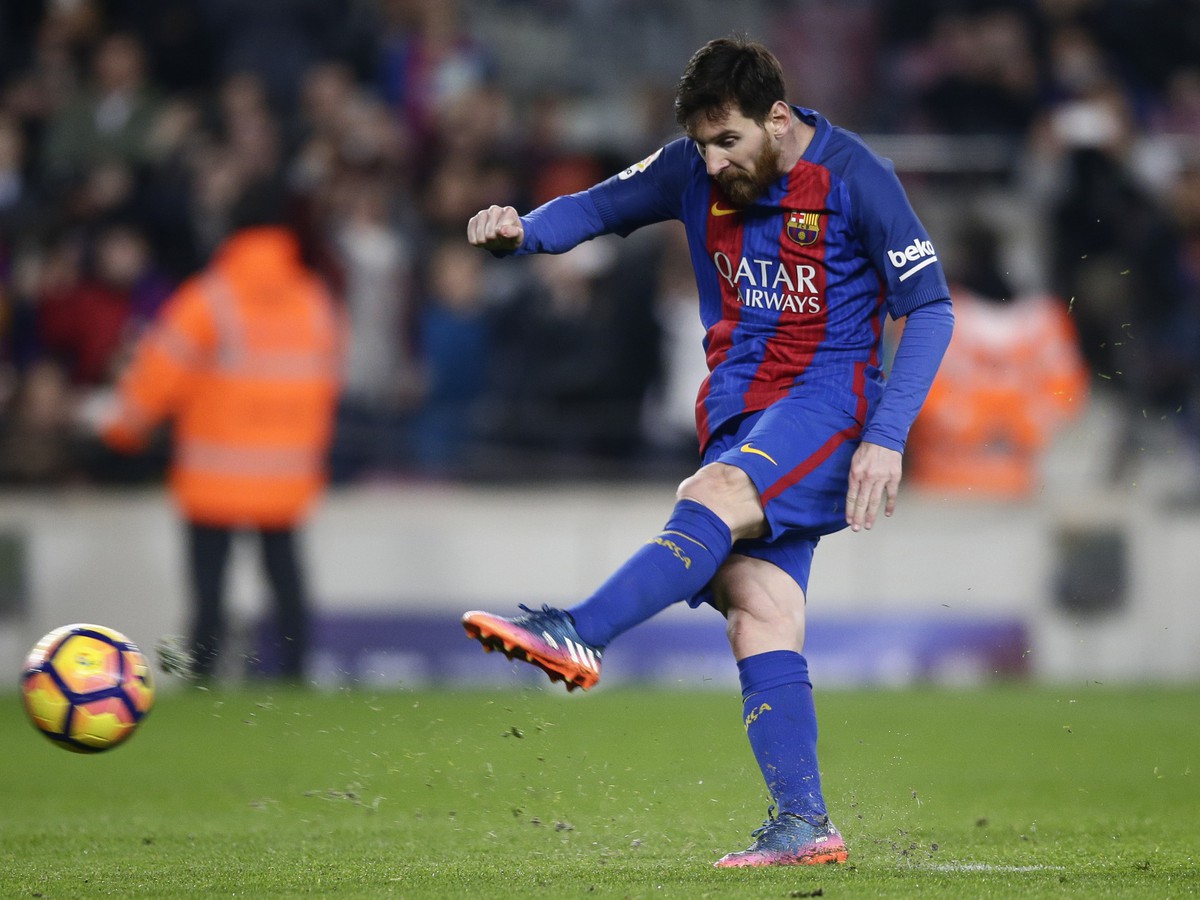 Lionel Messi strieľa pokutový kop v zápase španielskej La Ligy FC Barcelona - Leganec