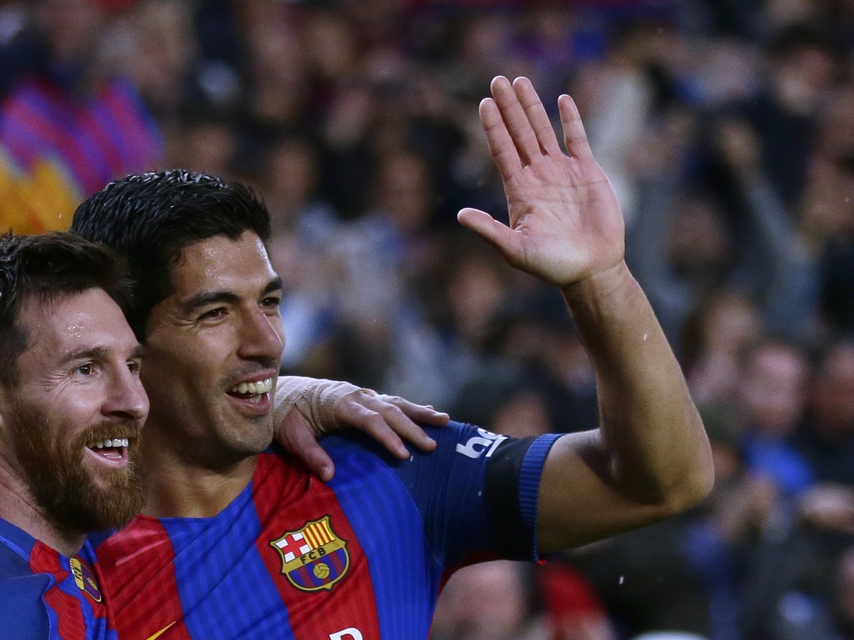 Lionel Messi oslavuje so spoluhráčom Luisom Suárezom