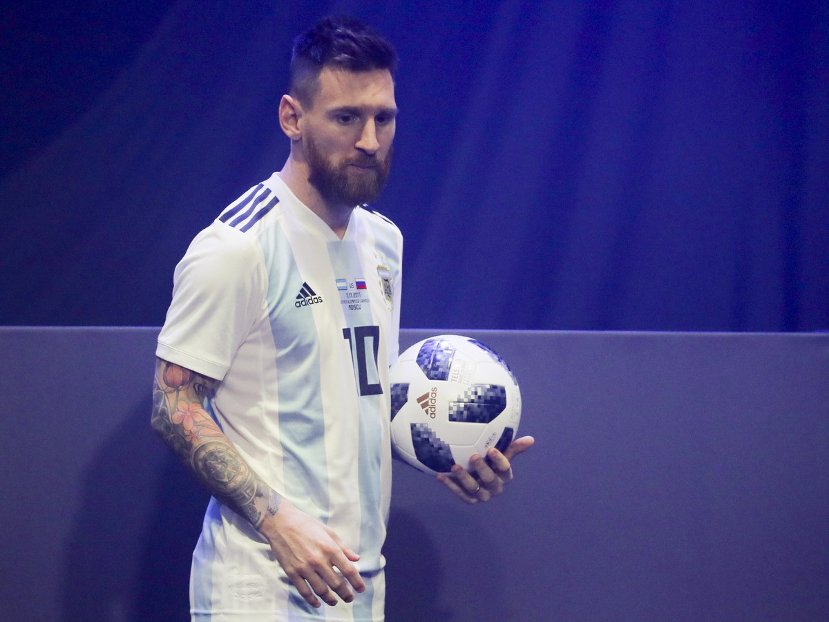 Lionel Messi s loptou Adidas Telstar 18