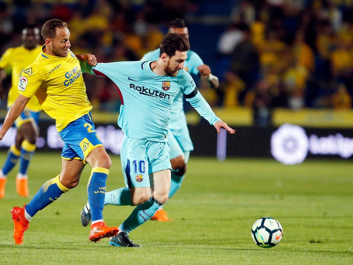 Lionel Messi v súboji s hráčom Las Palmasu