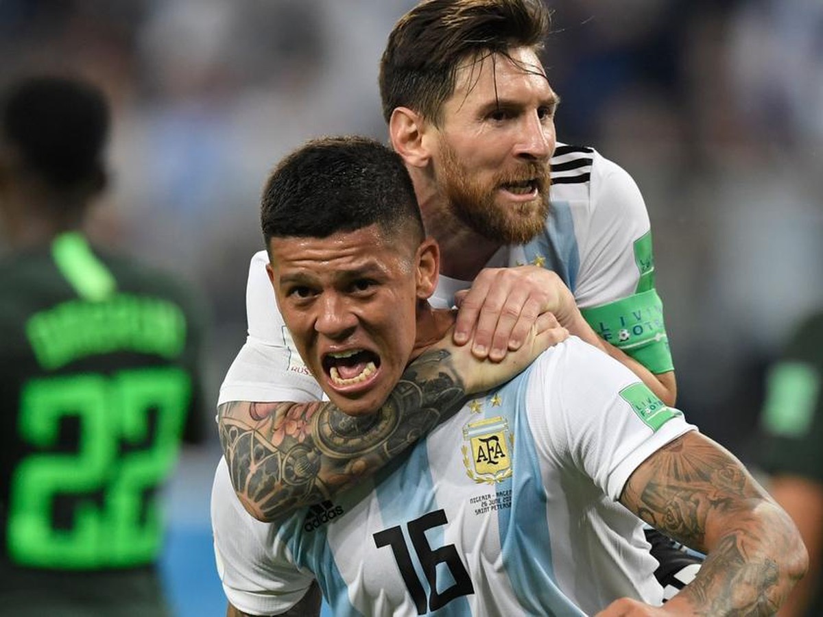 Lionel Messi a Marcos Rojo oslavujú gól