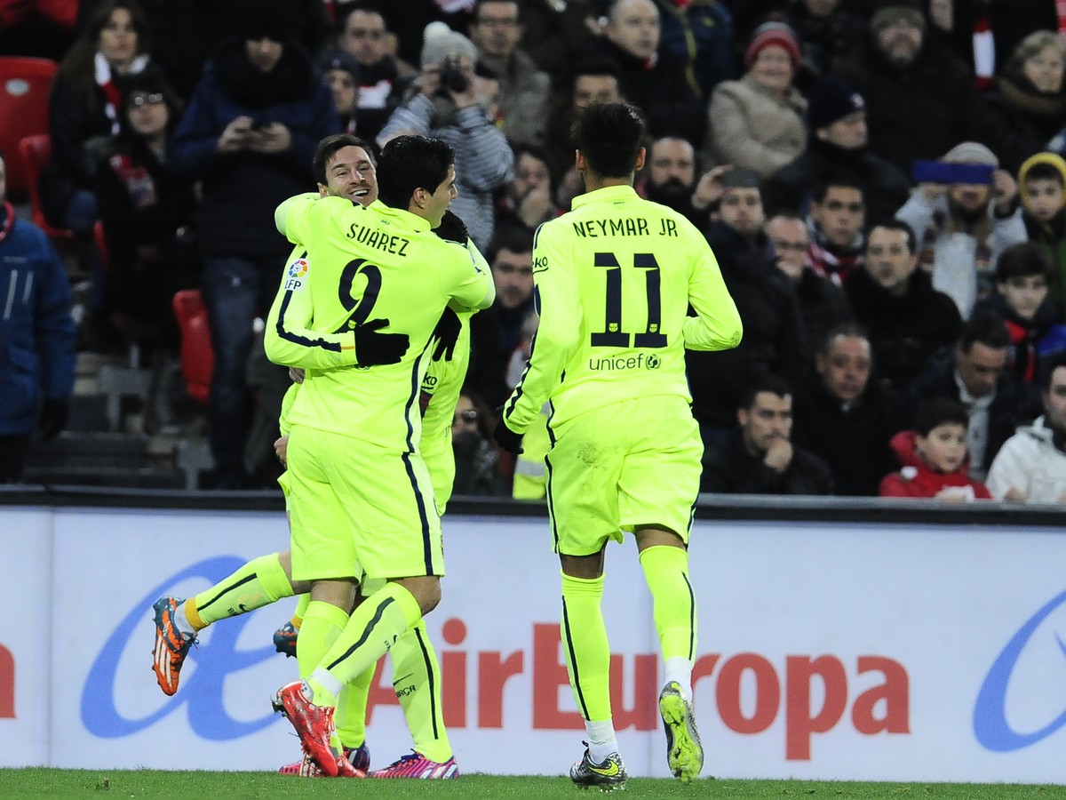 Lionel Messi (10), Luis Suárez (9) a Neymar (11) oslavujú vedúci gól Barcelony