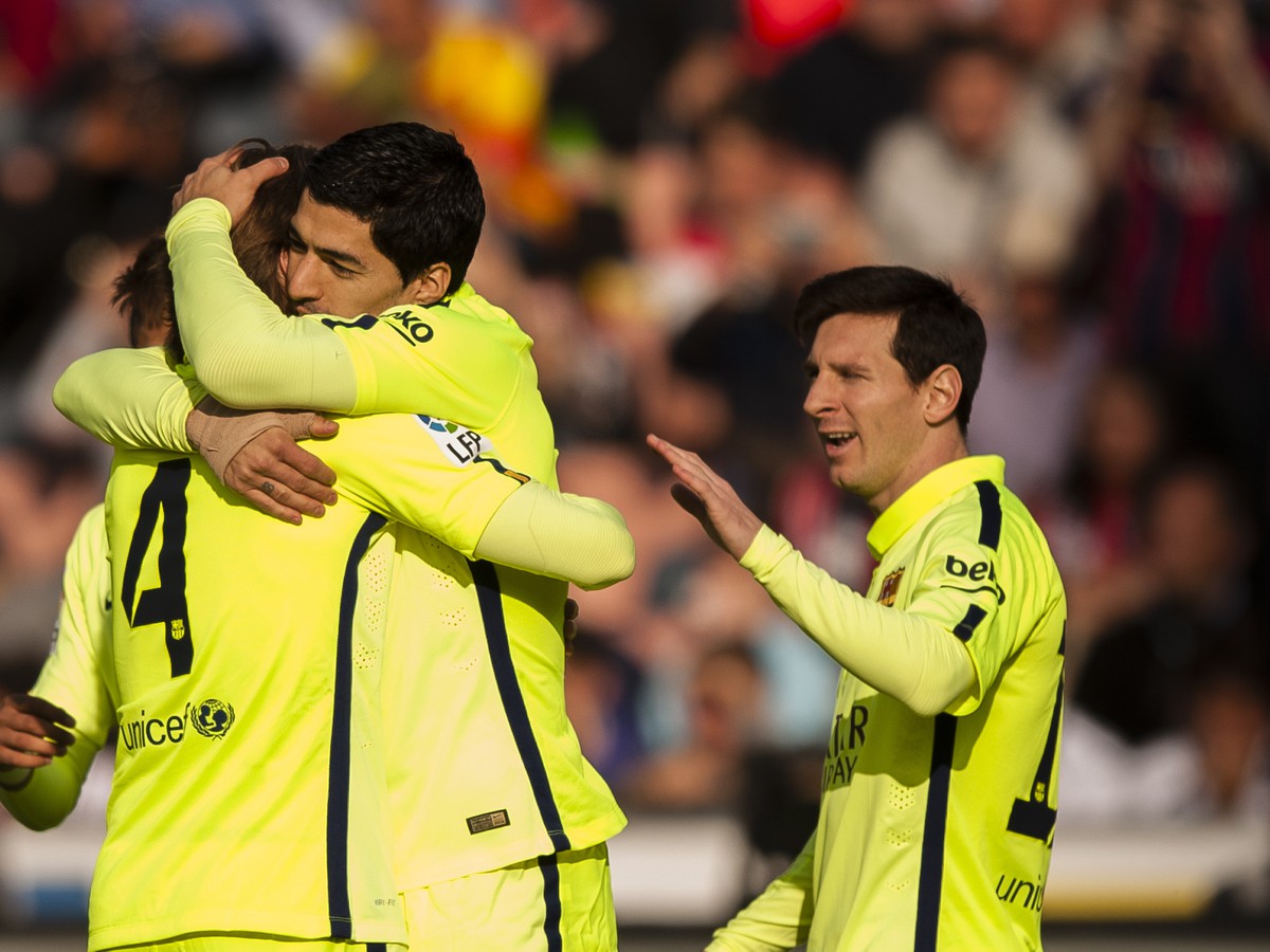 Ivan Rakitič (4), Luis Suárez a Lionel Messi oslavujú gól Barcelony