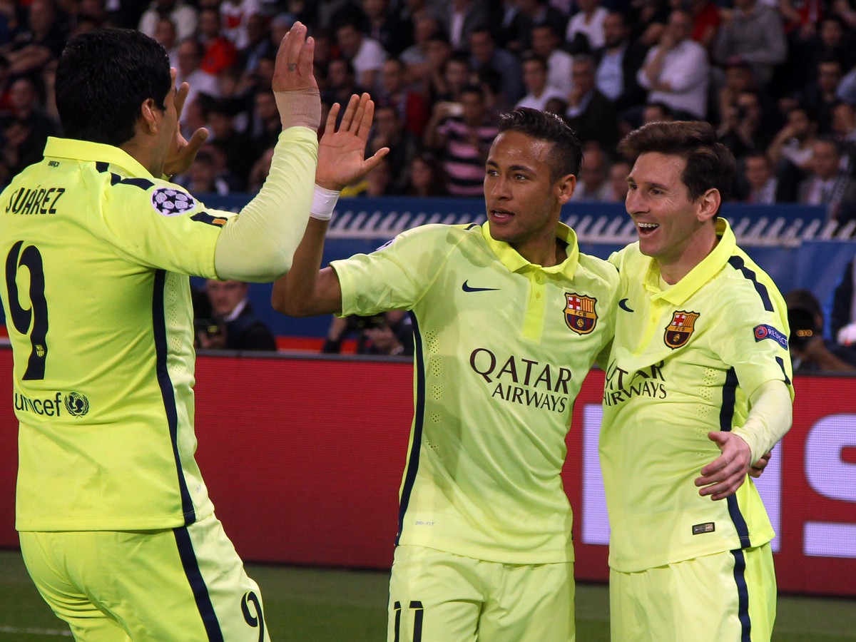 Luis Suárez (9), Neymar (11) a Lionel Messi oslavujú gól Barcelony