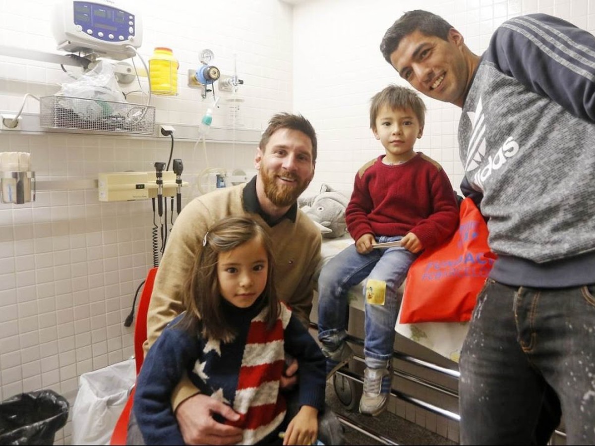 Lionel Messi a Luis Suárez na návšteve v nemocnici v Barcelona 