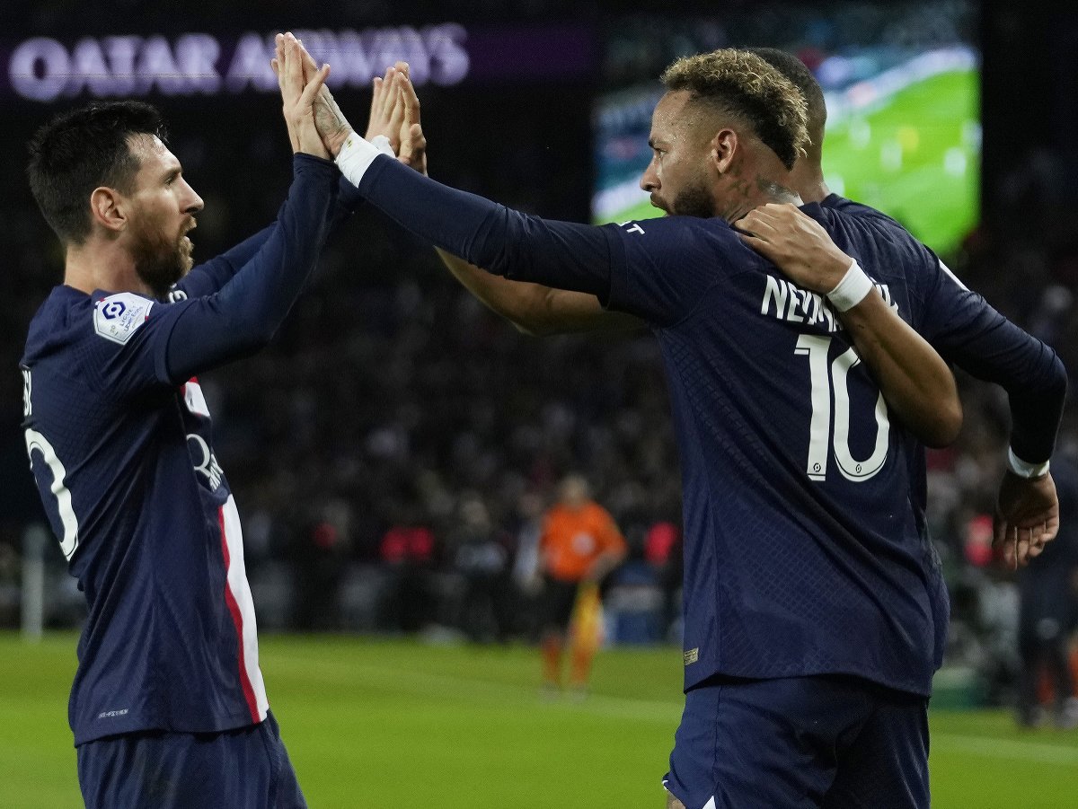 Neymar (vpravo) z PSG sa teší z gólu so spoluhráčmi Lionelom Messim (vľavo) a Kylianom Mbappém.