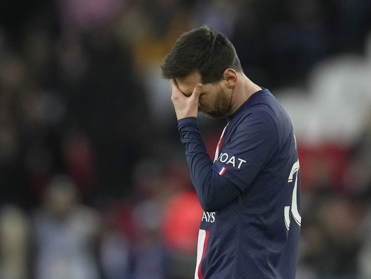 Futbalista Lionel Messi z PSG reaguje počas zápasu 28. kola francúzskej Ligue 1 Paríž Saint-Germain - Stade Rennes 19. marca 2023 v Paríži
