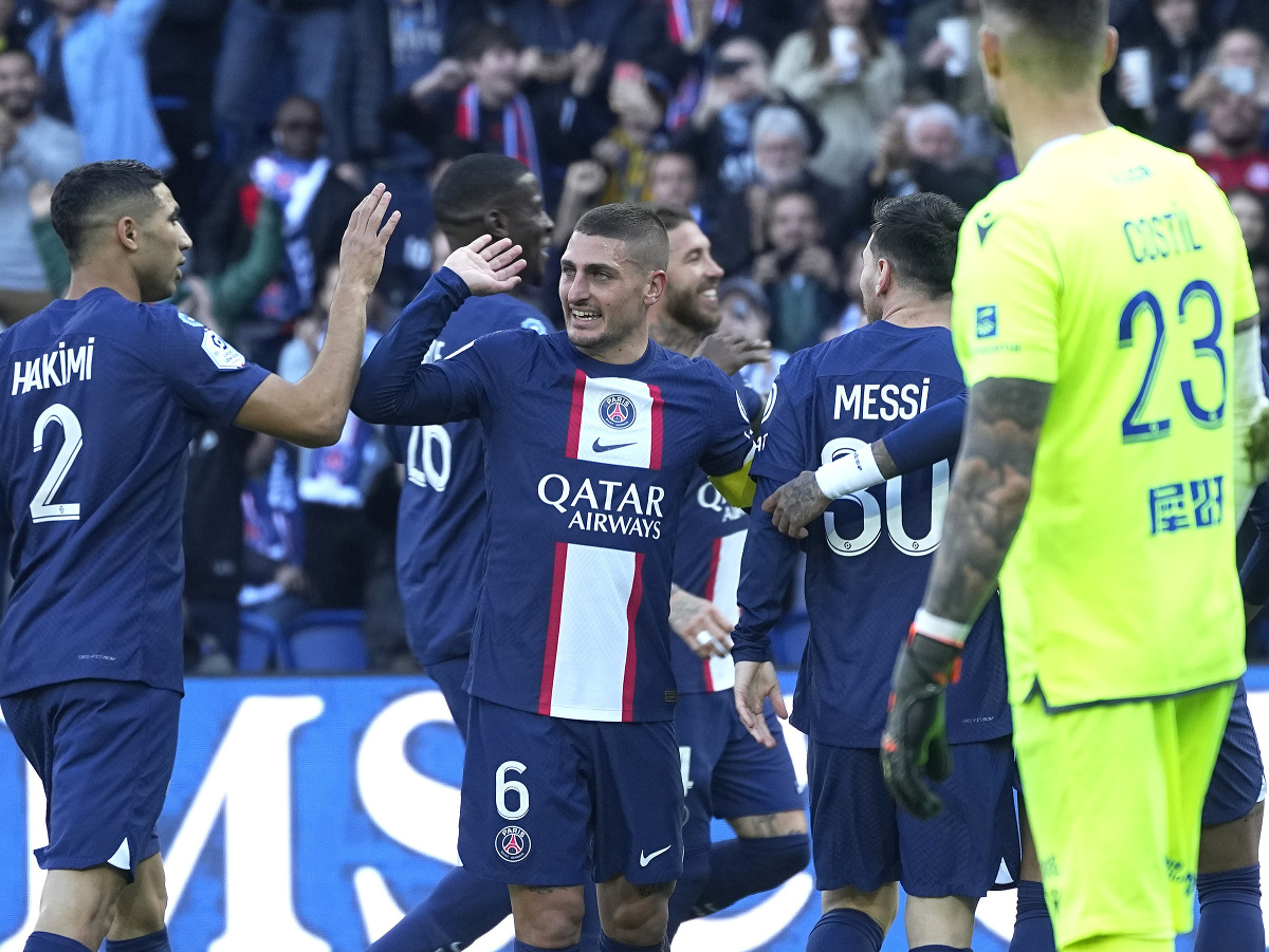 Hráči PSG oslavujú úvodný gól Kyliana Mbappého