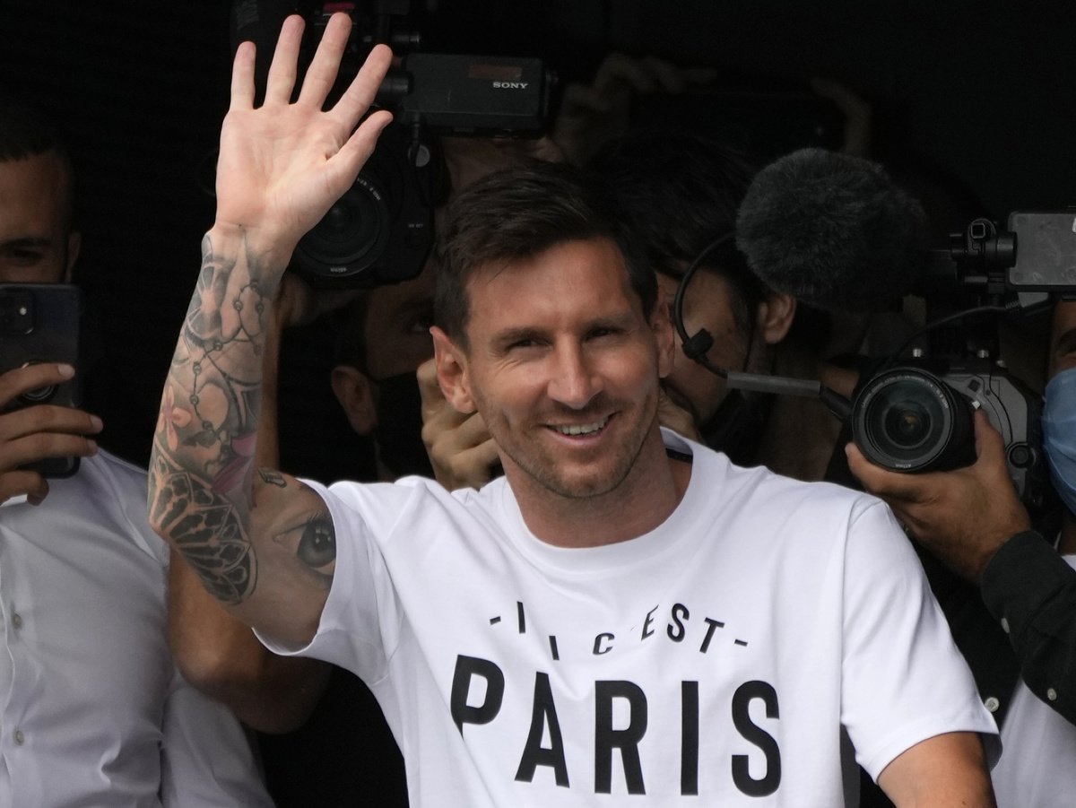 Lionel Messi kýva fanúšikom v Paríží