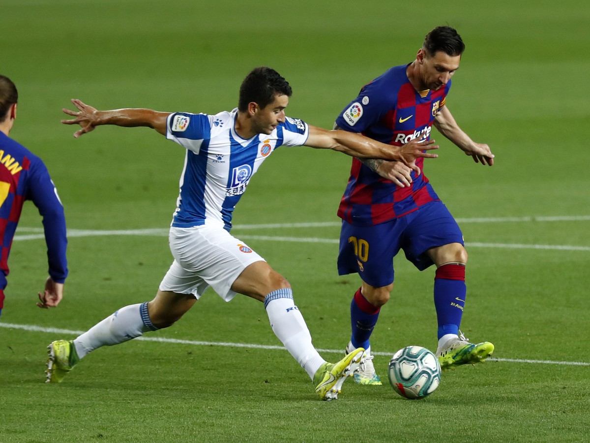 Lionel Messi a Marc Roca v súboji o loptu
